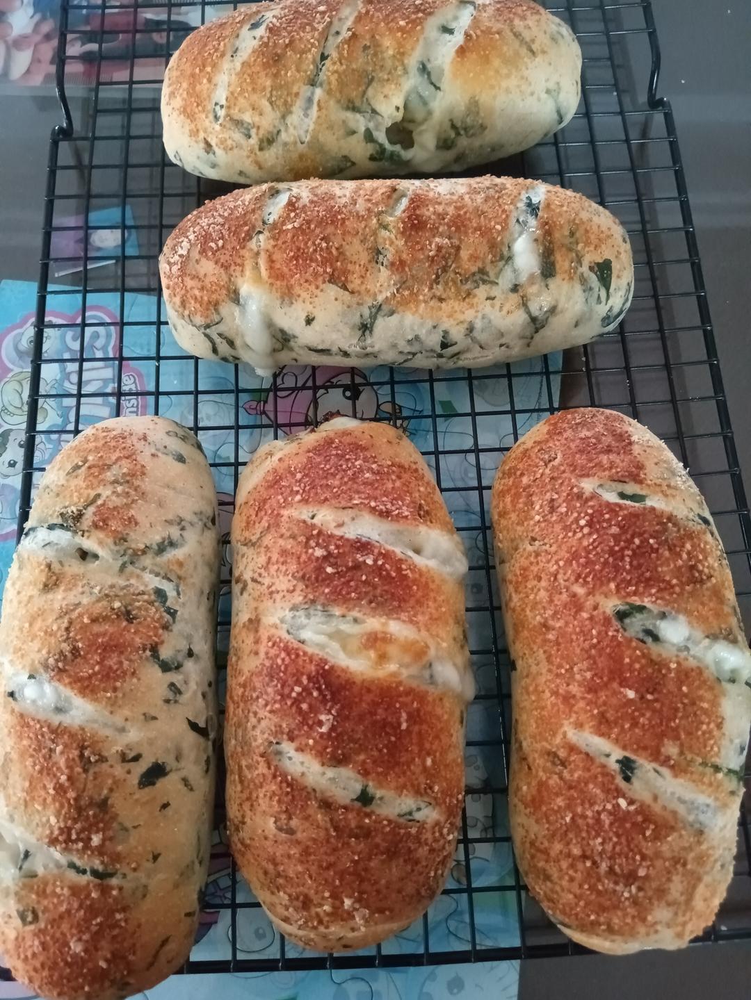 好吃不腻的咸口面包｜【全麦菠菜芝士面包】