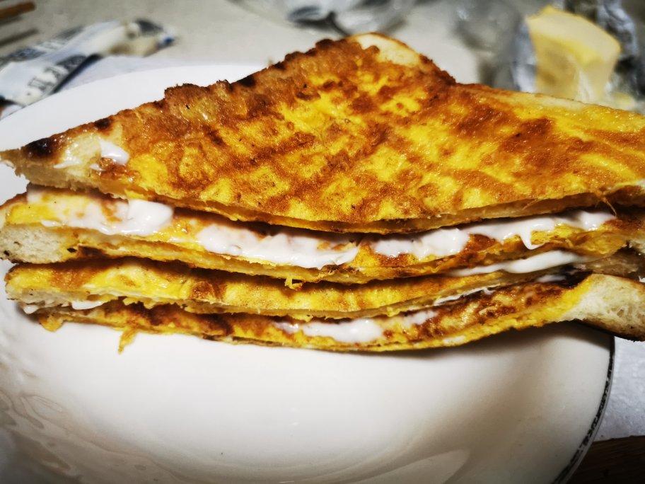 鸡蛋肉松三明治