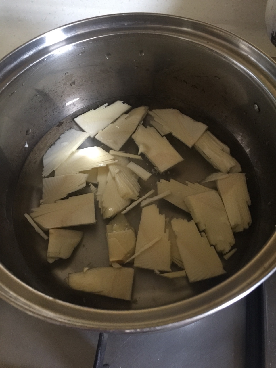 河蚌春笋炖豆腐的做法 步骤2