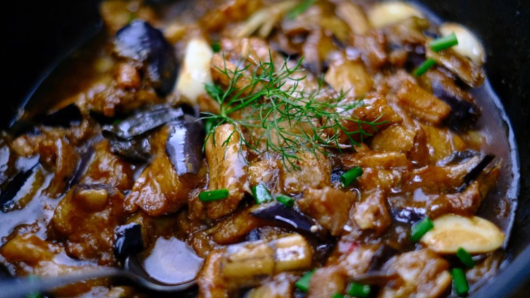 咸鱼茄子煲-茄子不要总是炒了，试试用砂锅这样煲，鲜香美味比肉还好吃！