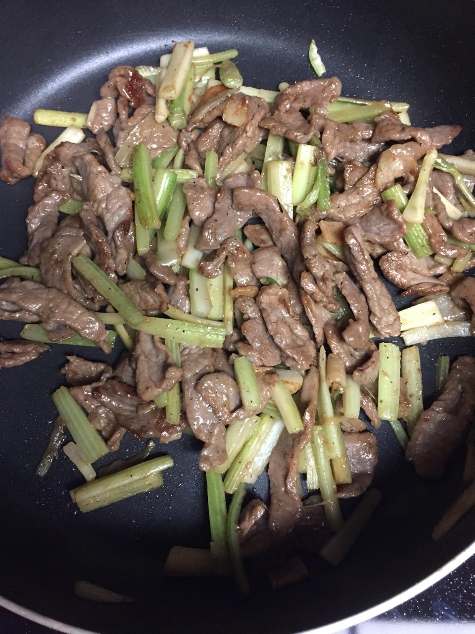 芹菜炒牛肉【附让牛肉嫩嫩的小秘密】