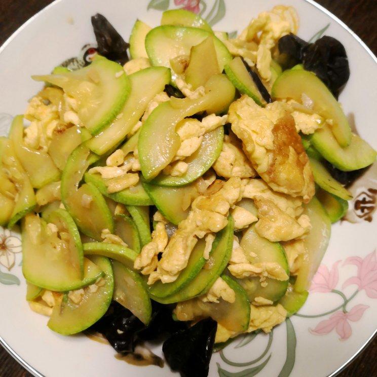 素食西葫芦木耳炒鸡蛋