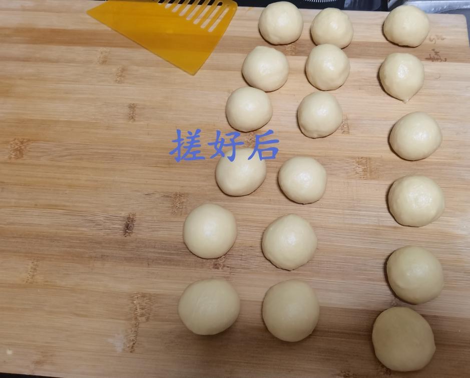 最简单的豆沙餐包的做法 步骤7