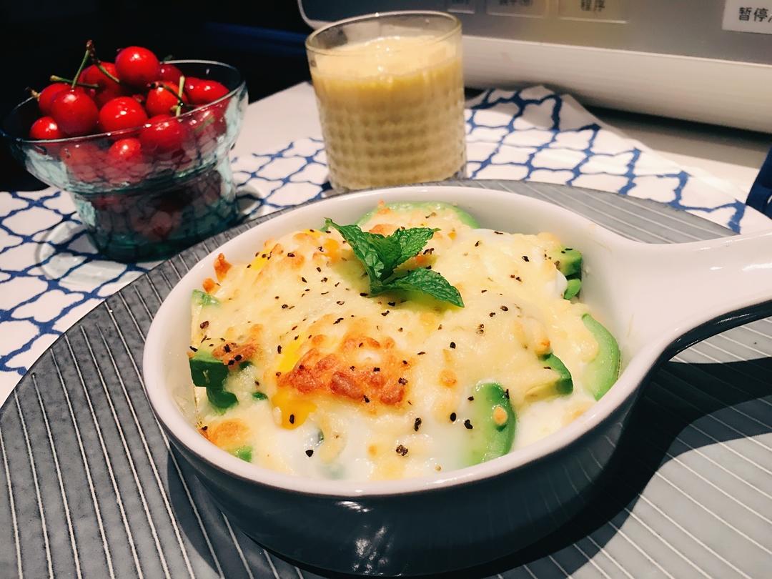 早餐圣物牛油果焗蛋