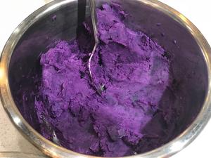 牛油果鲜虾沙拉配紫薯泥的做法 步骤3