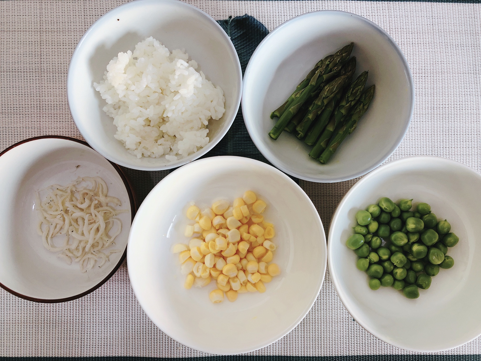 宝宝爱吃的豌豆玉米炒饭的做法 步骤1