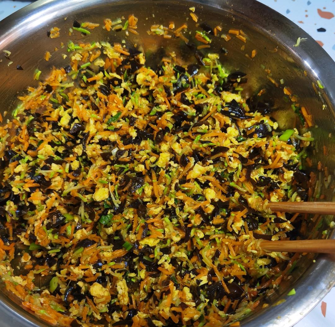 西葫芦萝卜木耳鸡蛋包子