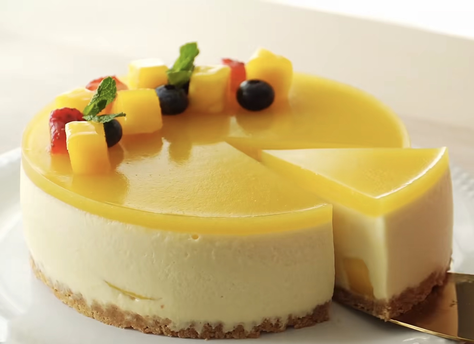 无需烤箱#简单易做的低糖芒果酸奶慕斯蛋糕～一起吃来大块芒果吧～