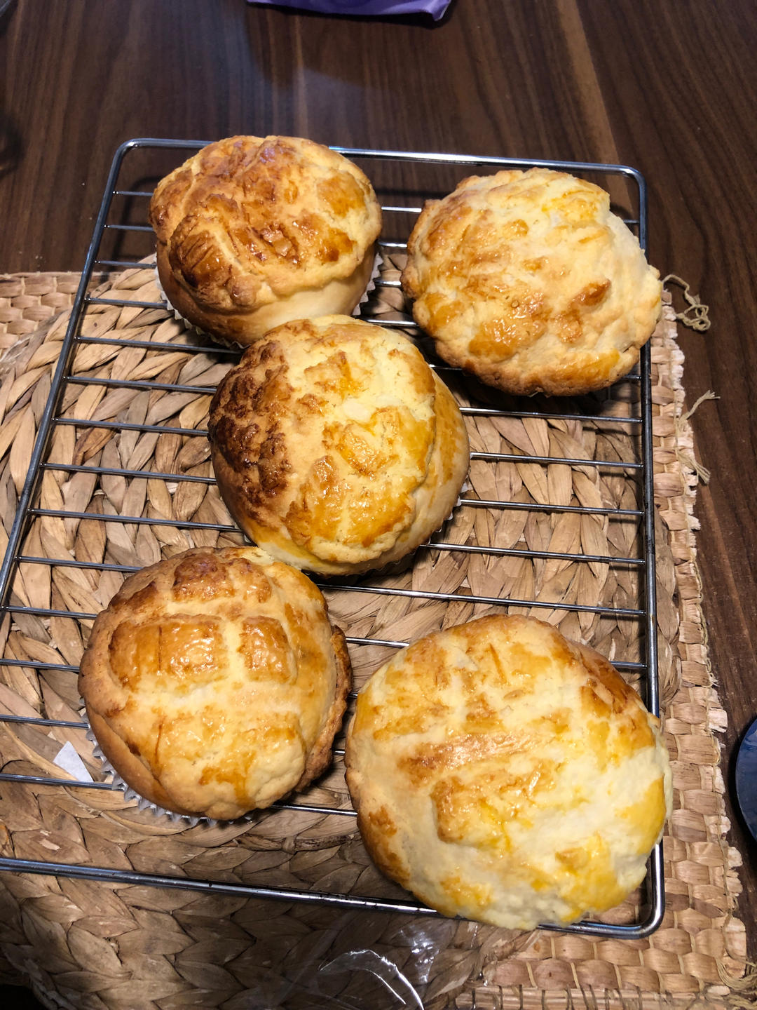 好吃到炸裂的港式菠萝包（附带制作酥皮的小视频）