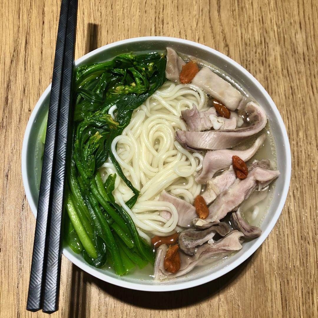 营养美味哒---猪肚汤面