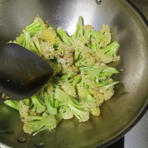 不放肉的干锅有机菜花的做法 步骤5