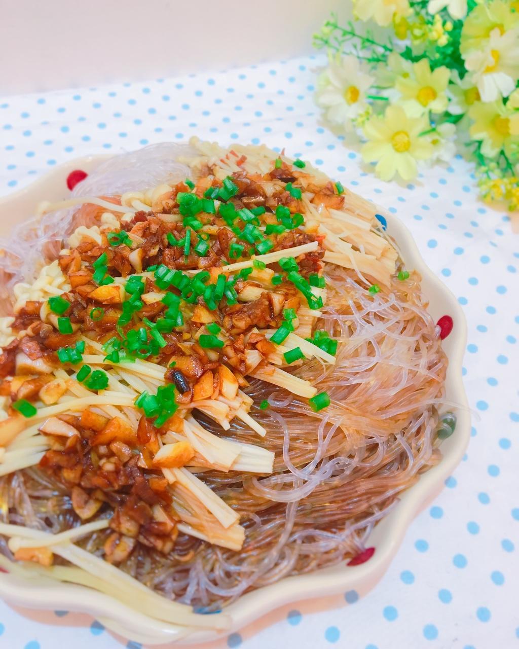 凝望深蓝做的蒜蓉蒸金针菇粉丝(小心上瘾)