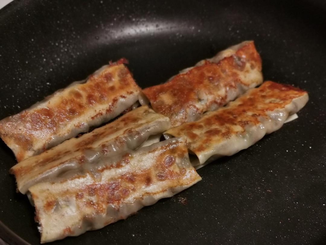 糯米梅干菜香菇抄手皮锅贴，香爆