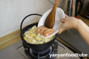 鸡肉宽面火锅 Chicken Noodle Hotpot的做法 步骤6