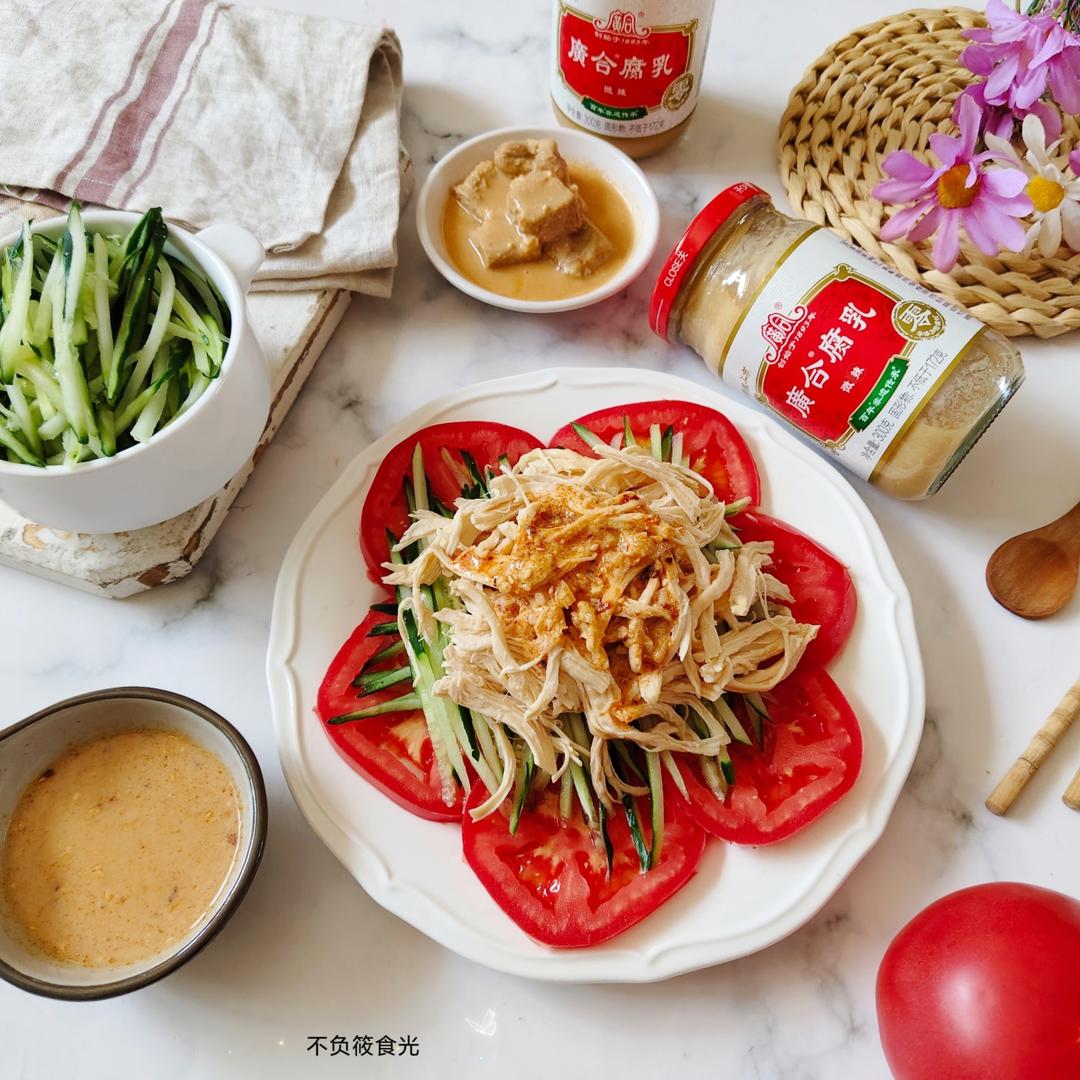 黄瓜鸡丝搭配秘制腐乳捞拌汁，一口入魂！
