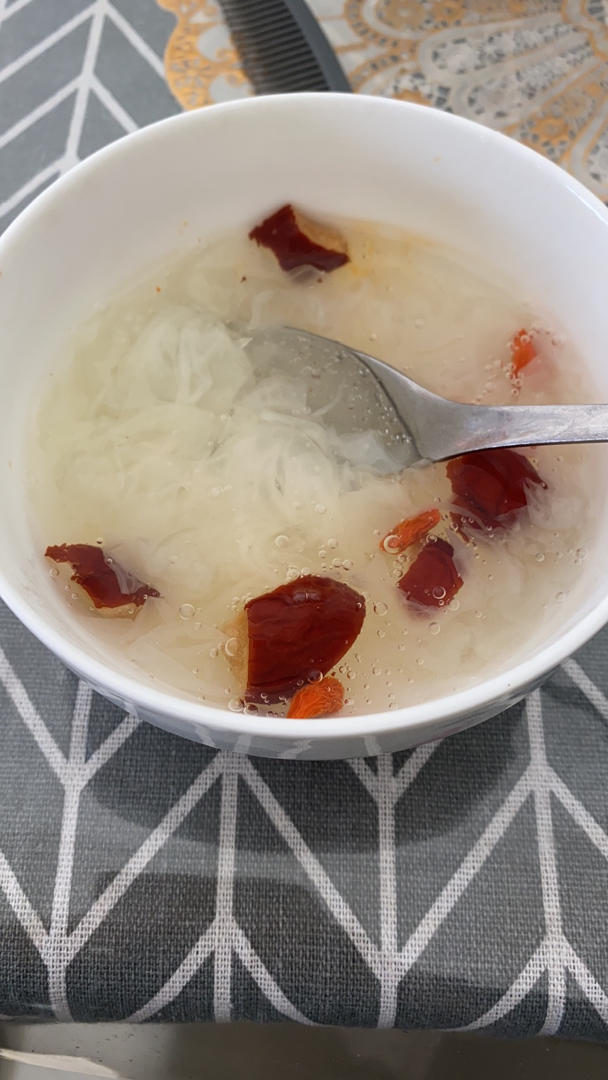 小米麻麻是抹茶做的银耳红枣汤(鲜银耳)