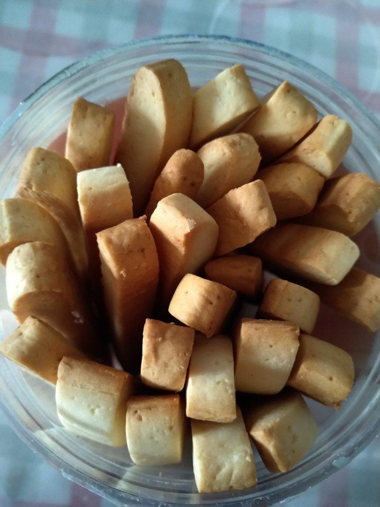 奶棒饼干。硬饼干。