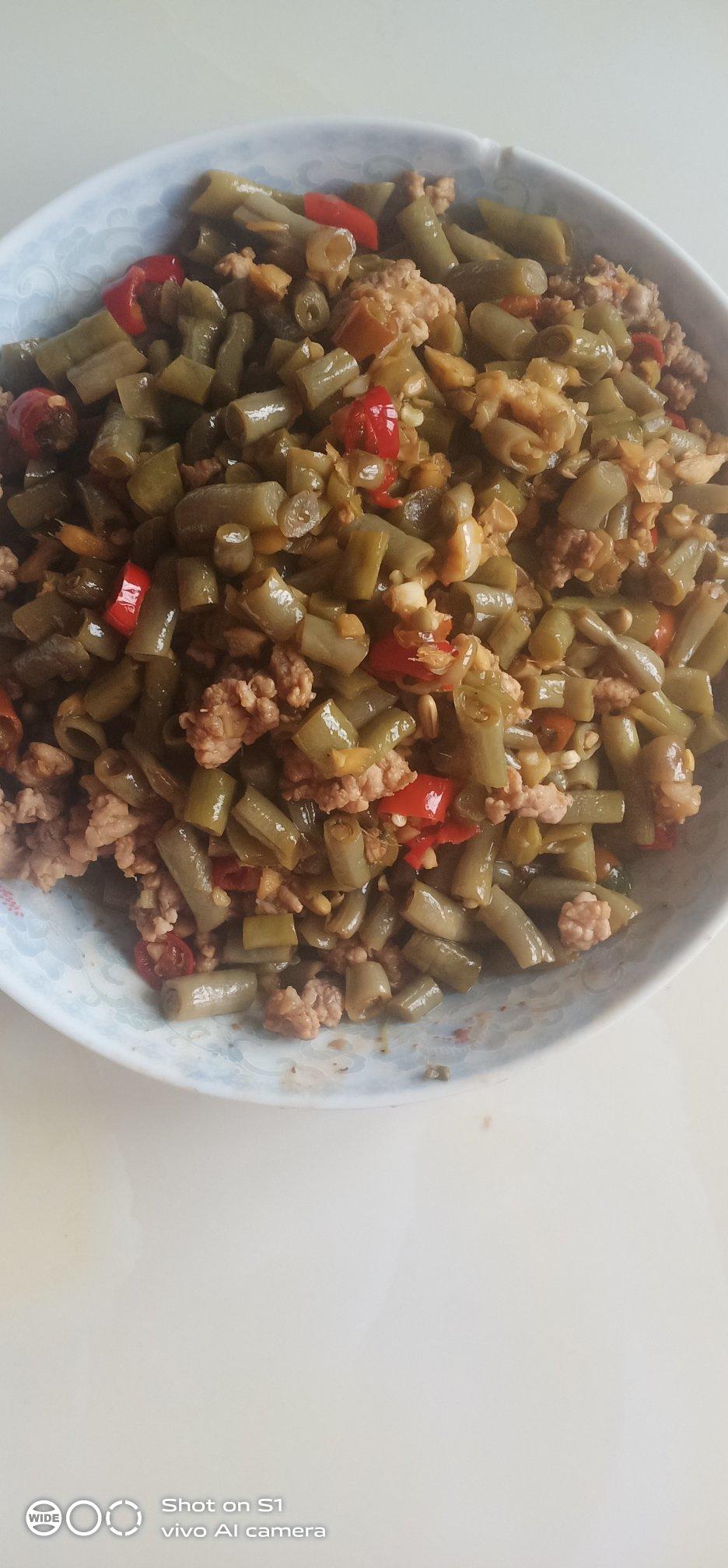 那边吃看看做的酸豇豆炒肉末