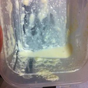 拯救冻伤的淡奶油的做法 步骤1