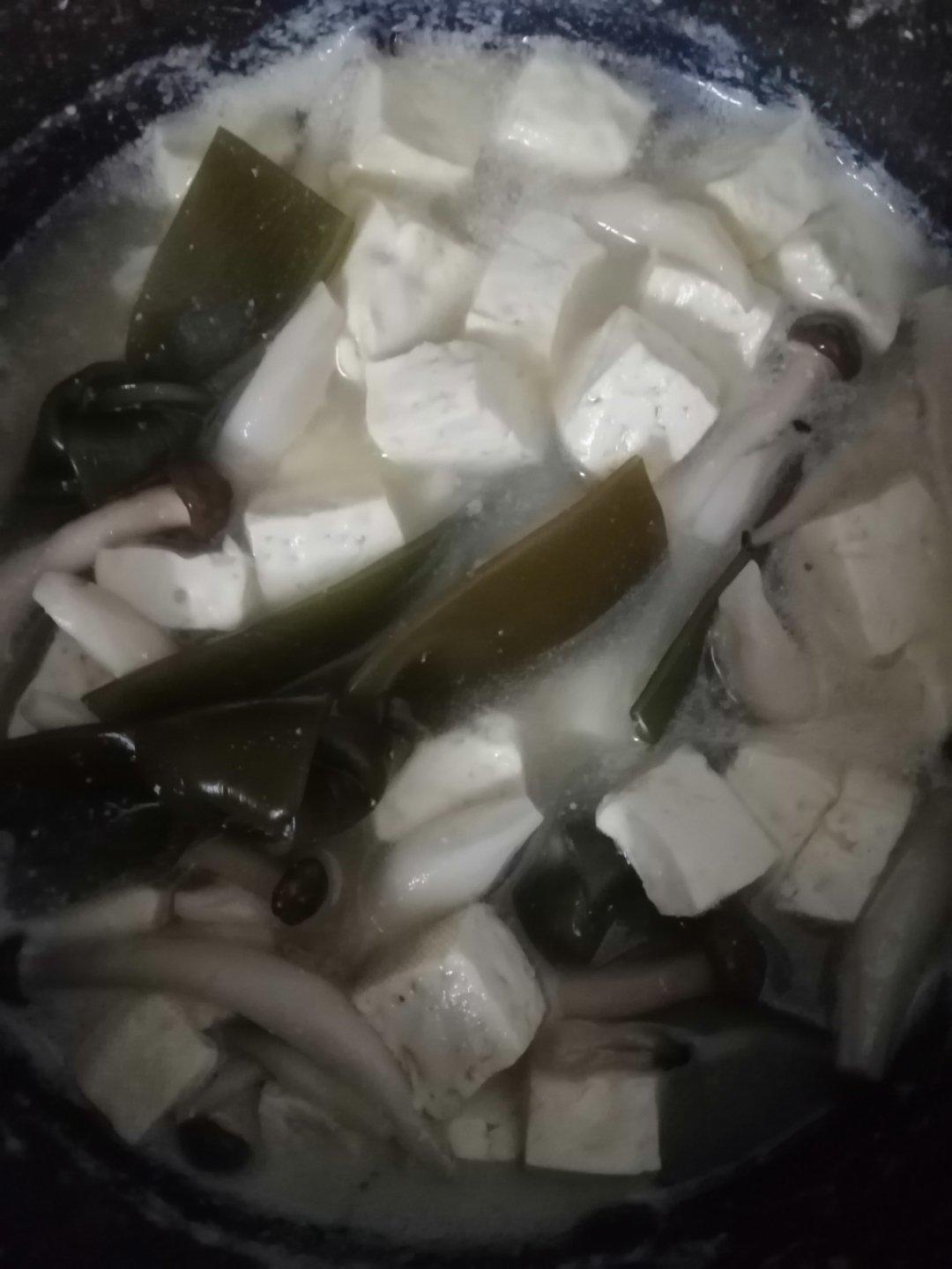 嫩滑鲜美的蟹味菇豆腐味噌汤－日本女子大学食堂的绝品