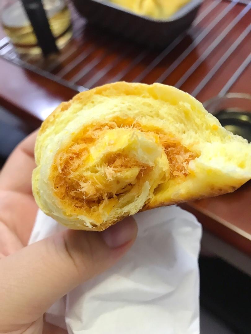 手揉咸蛋黄肉松吐司