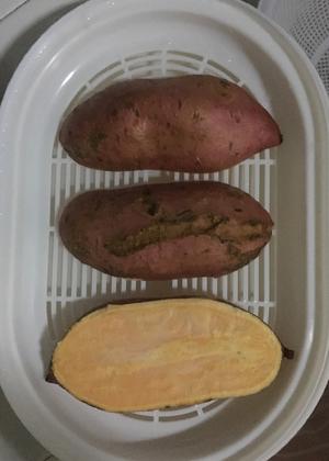 微波炉烤红薯🍠的做法 步骤2