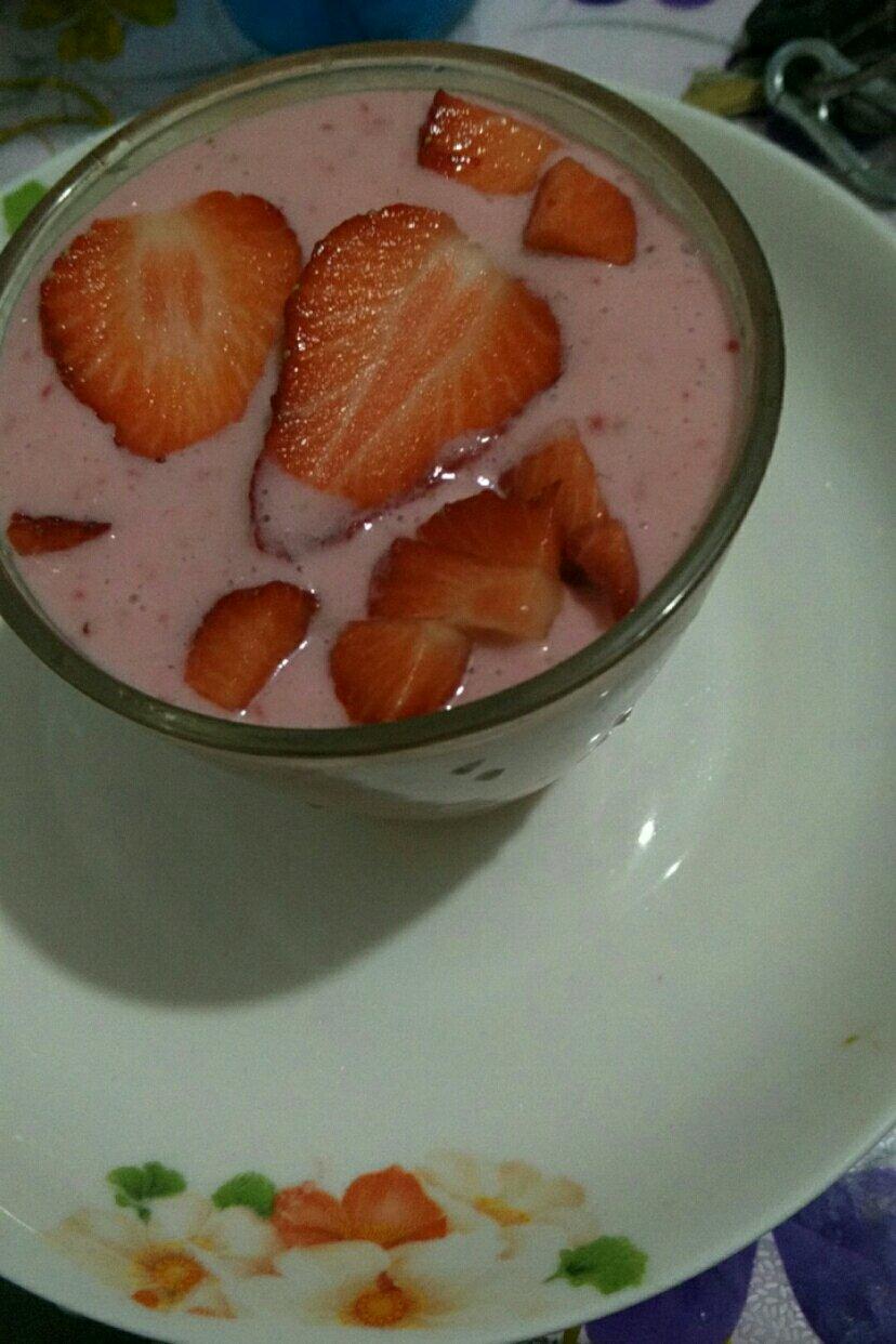 颜值超高的草莓🍓奶昔
