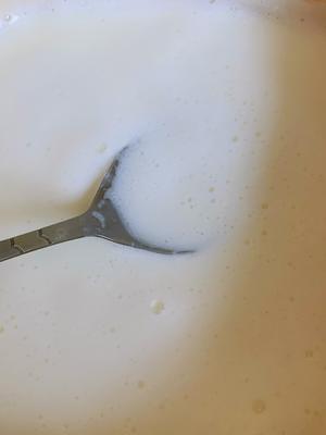 传统制法的希腊酸奶（不用酸奶机也能做出味道传统的希腊酸奶）的做法 步骤2