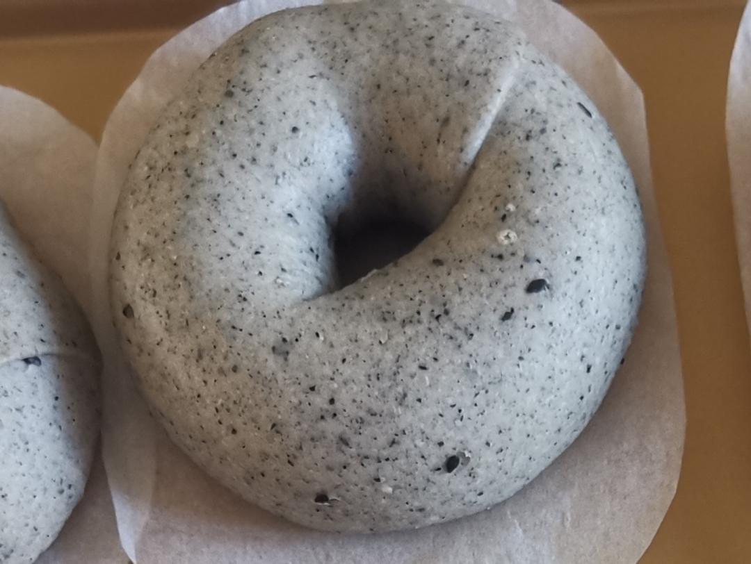 双倍黑芝麻奶酥贝果🥯一起吃养生贝果吧