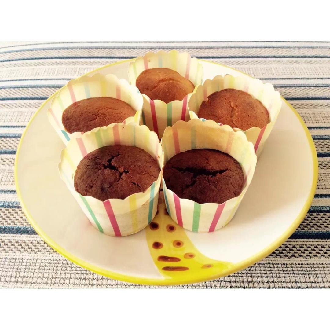 超润巧克力纸杯蛋糕（非常适合裱花、盖糖皮的cupcake方子）