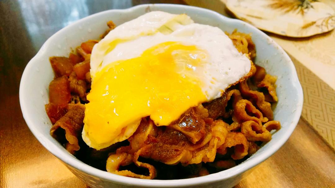 【温泉蛋肥牛盖饭】