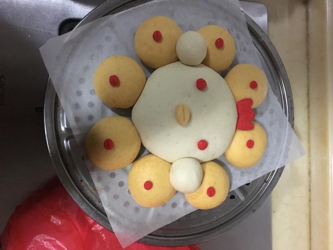 金鸡“抱”福奶黄包