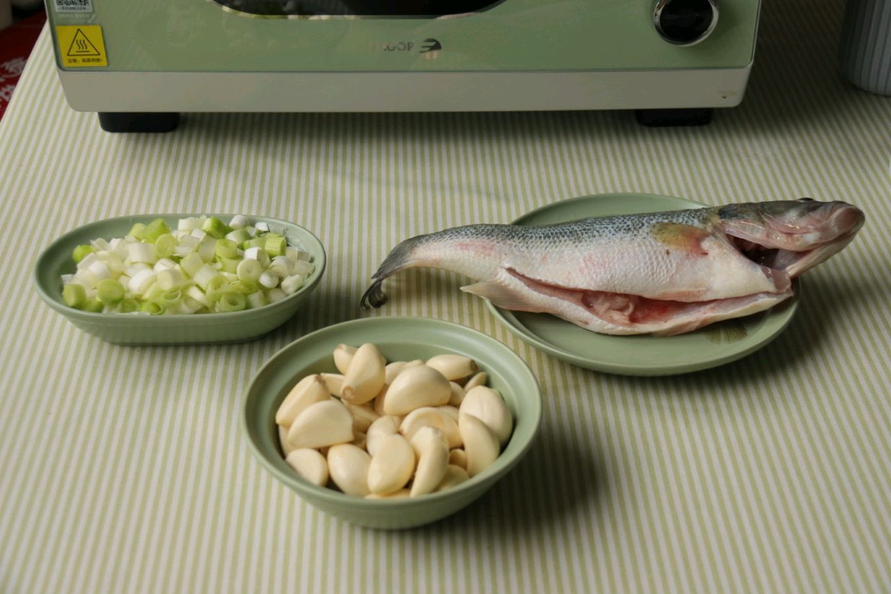 干饭人绝对不能放过的经典蒜香纸包鱼的做法 步骤4