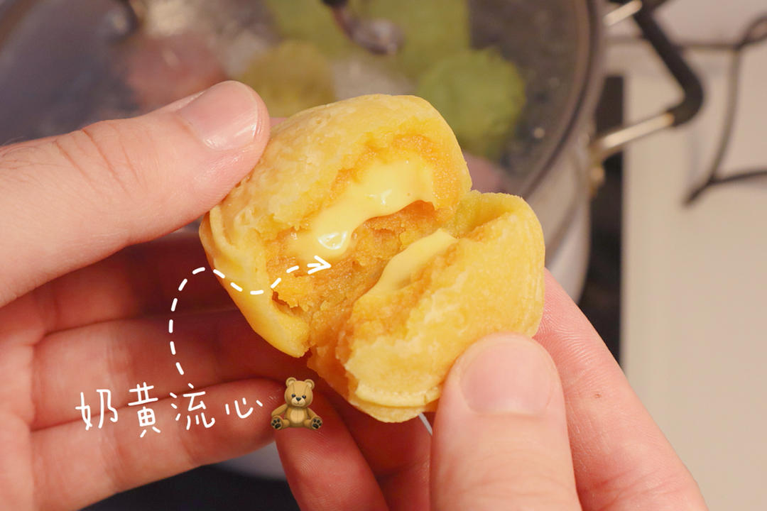 💃奶黄流心月饼——这是可以让你坐稳朋友圈厨霸位置的月饼🥮，没人点赞算我输👎