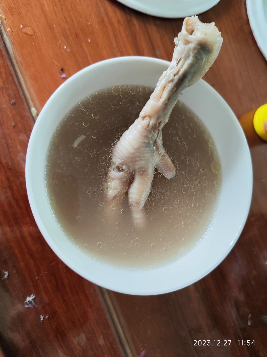 补肾滋阴健脾的《五指毛桃黑豆猪骨鸡脚汤》