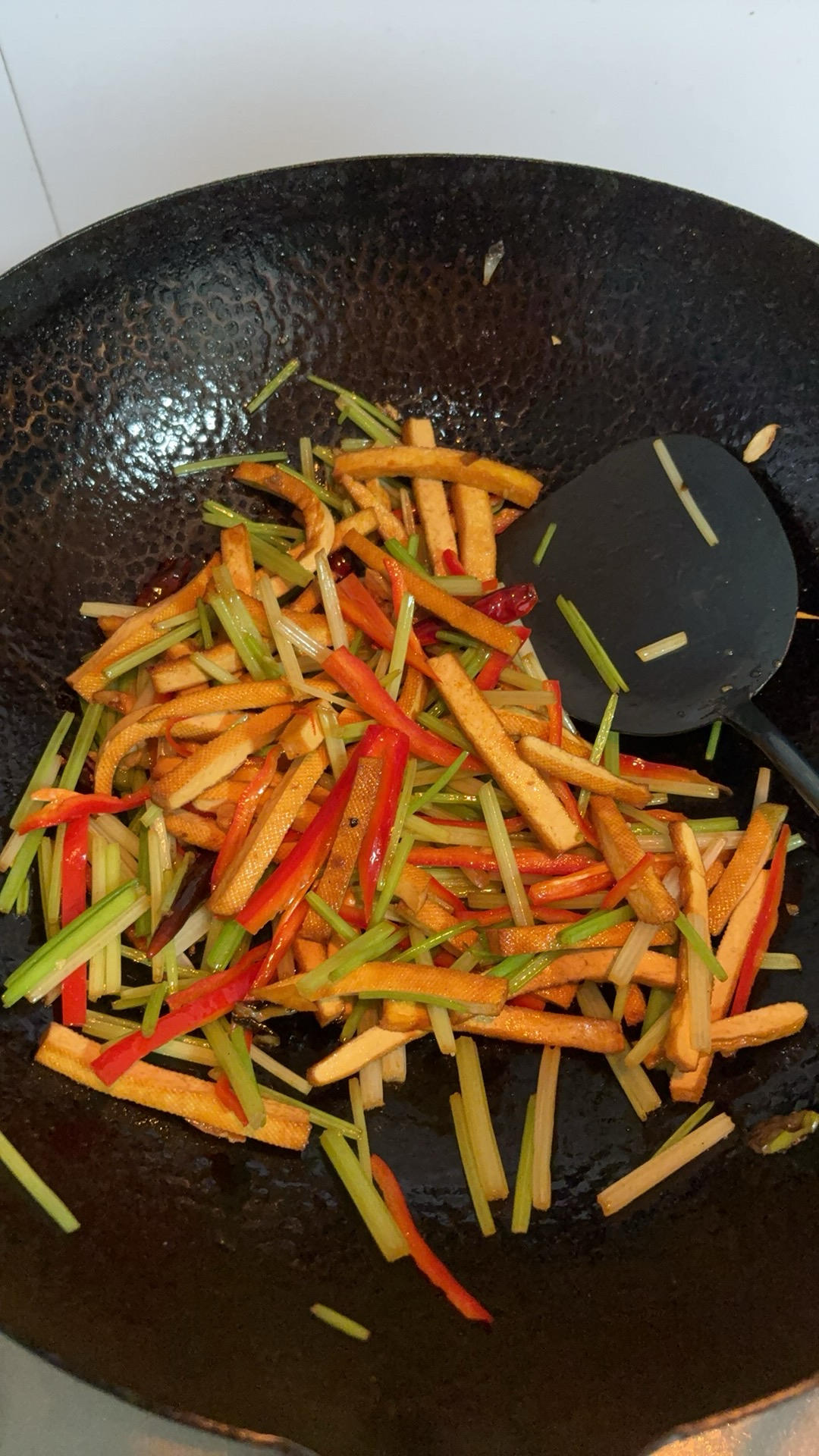 让何老师好吃到哭的同款芹菜炒香干，真的超美味