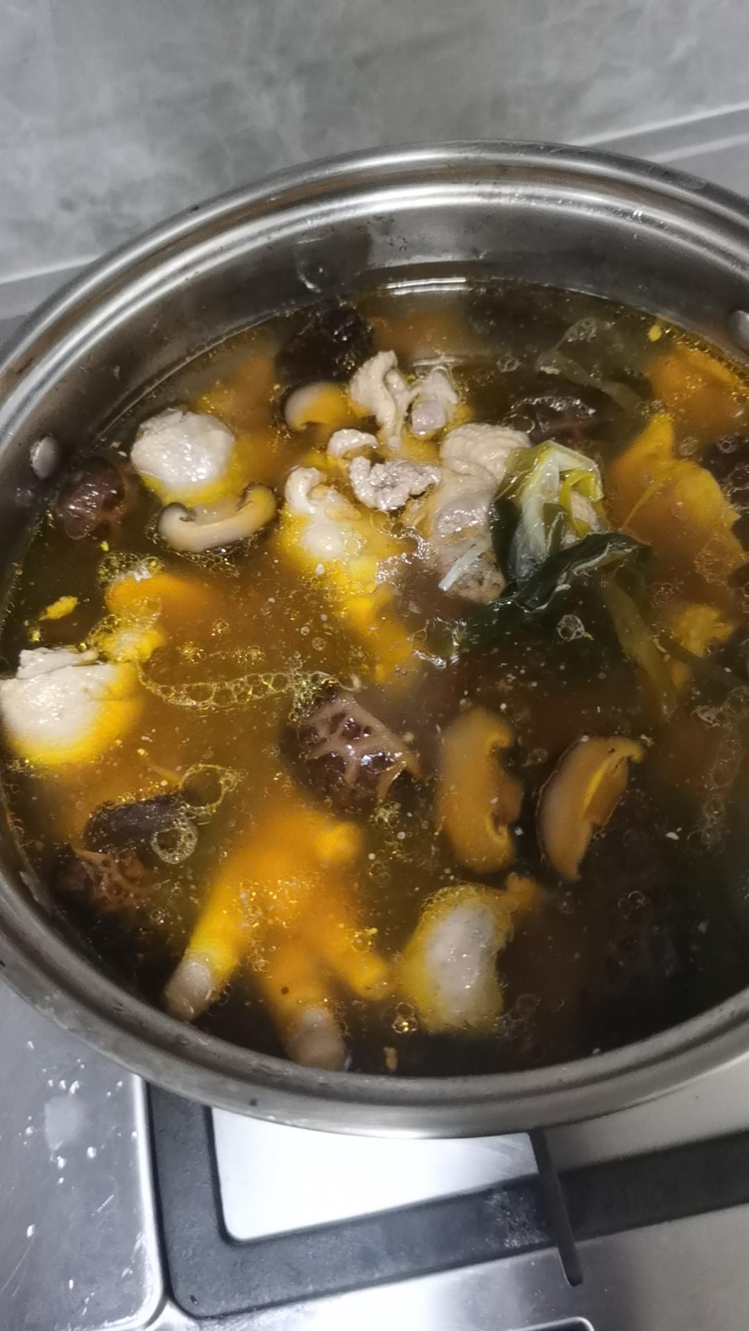 奶奶教的鲜香肥美香菇炖鸡汤