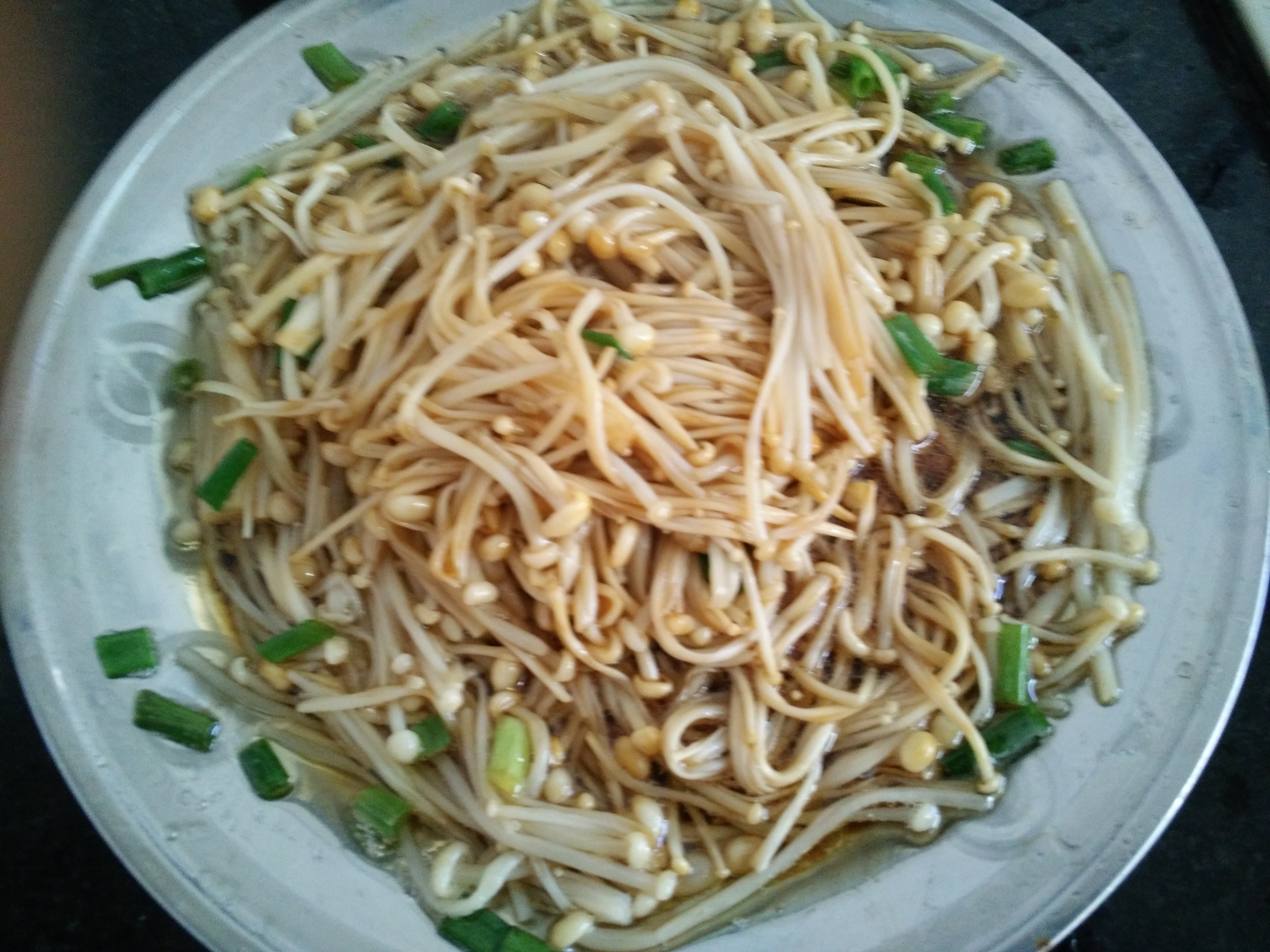 葱油金针菇——10分钟快手菜，你绝对不能错过的美味~