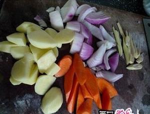 咖喱蔬菜牛尾煲的做法 步骤4