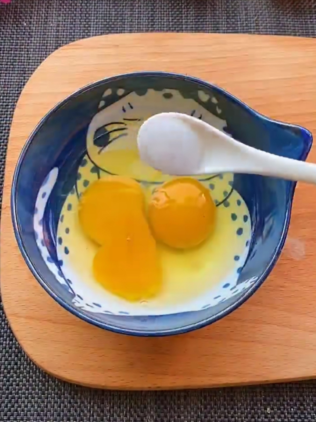 美味的虾仁豆腐鸡蛋羹的做法 步骤2