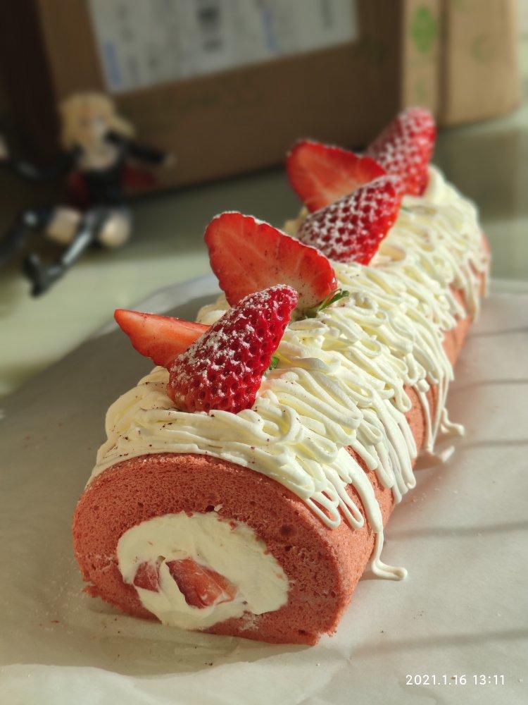 草莓红丝绒蛋糕卷