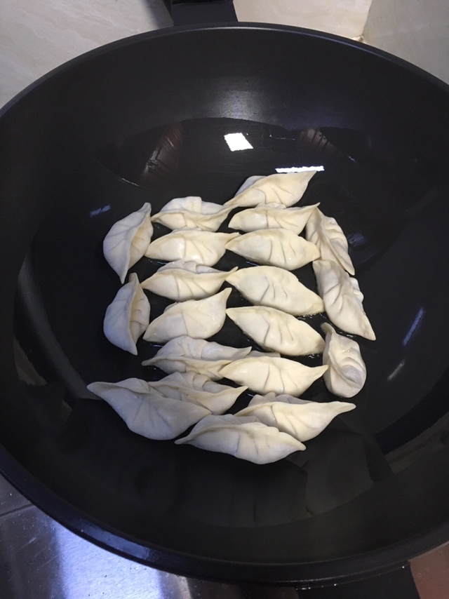 水煎饺子（毫不逊色小吃店的做法）的做法 步骤3
