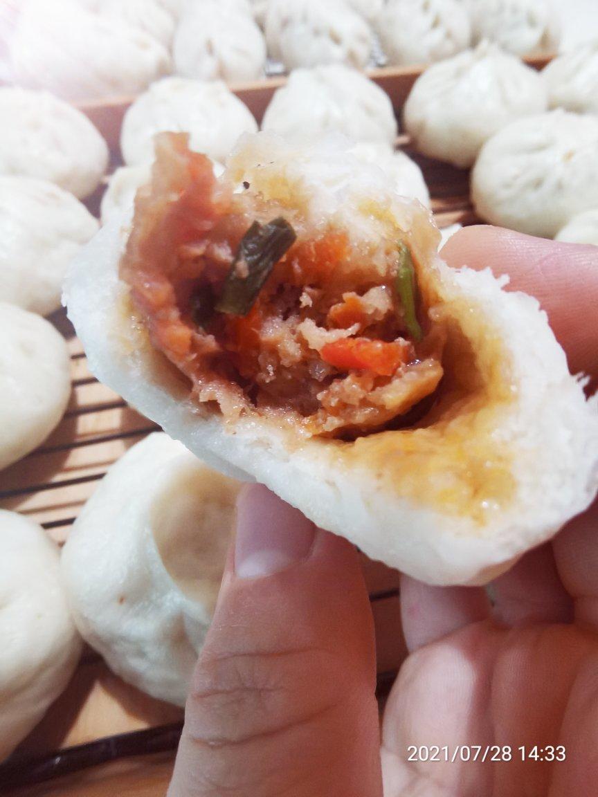 松软多汁的肉包子