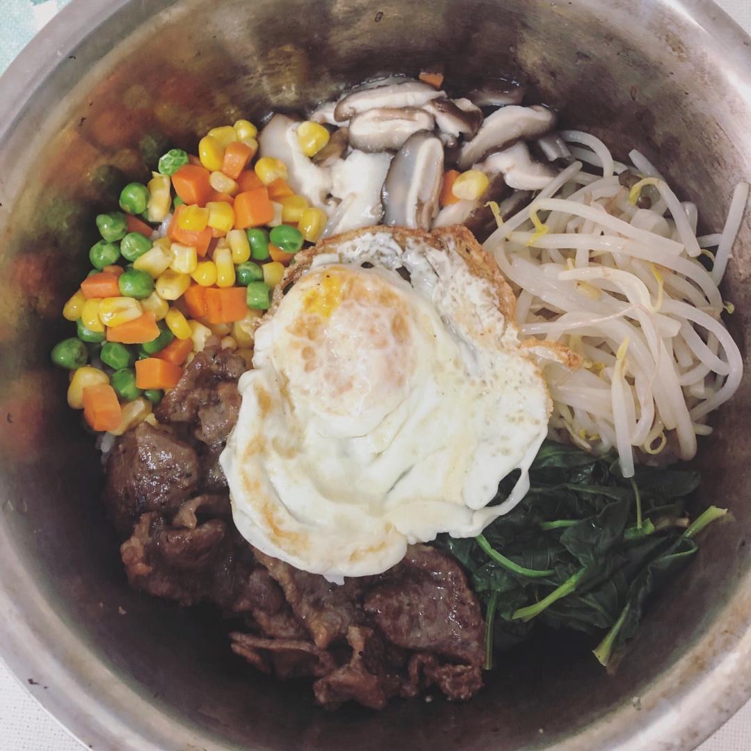 菜比饭多的韩式拌饭