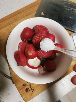 红醋泡樱桃萝卜的做法 步骤2