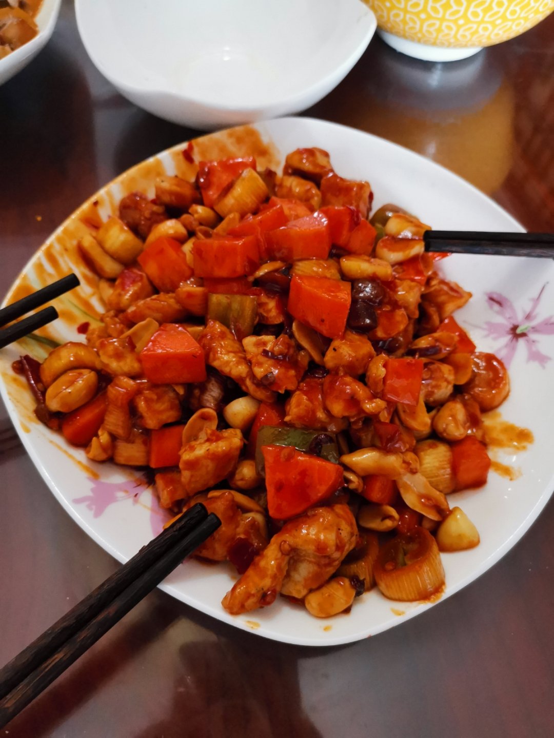 〈宫保鸡丁〉，小时候最爱的菜之一，郫县豆瓣酱版。欣小厨 😉