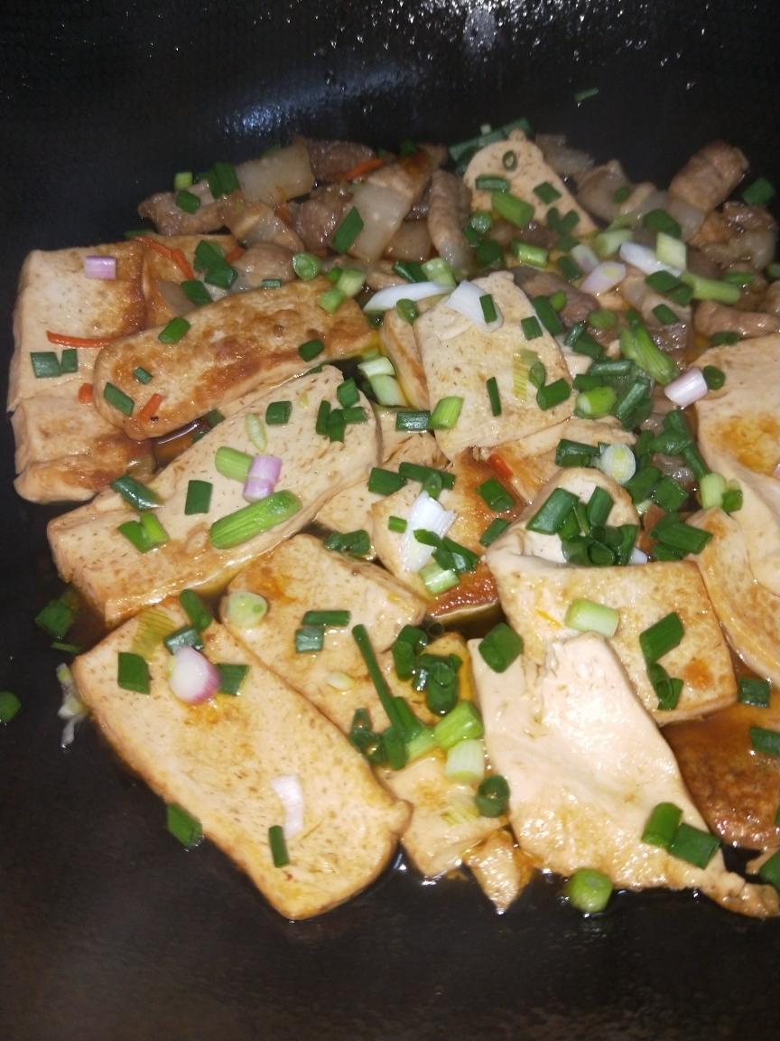 五花肉焖豆腐