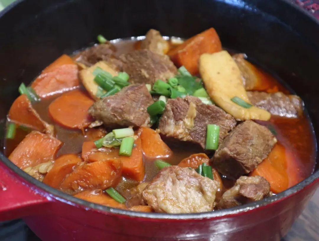 胡萝卜番茄炖猪肩肉/牛尾的做法