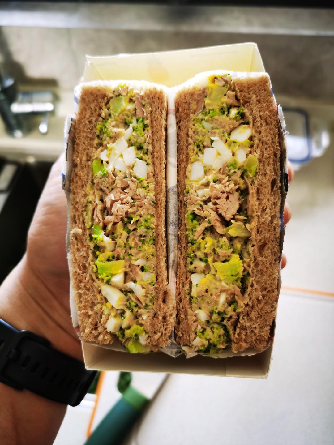 金枪鱼三明治