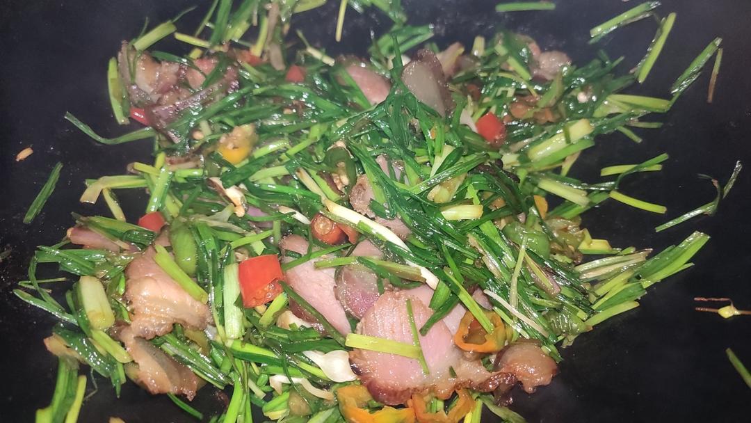 野葱炒腊肉的做法